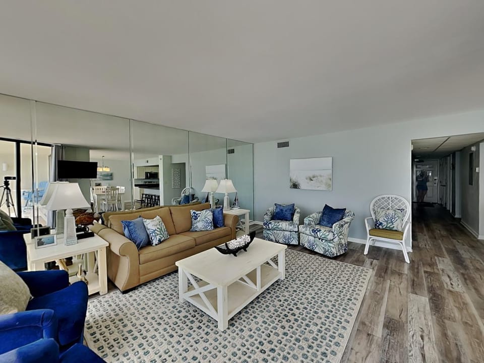 TV and multimedia, Living room, Seating area, furniture, air conditioner