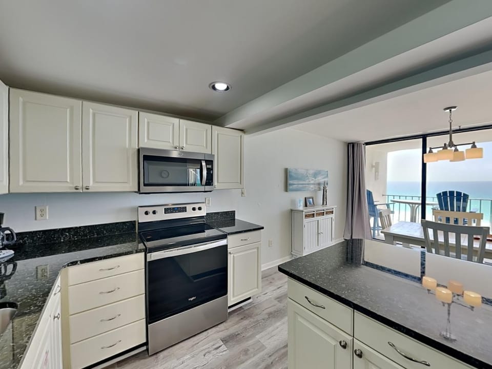 Balcony/Terrace, Kitchen or kitchenette, Dining area, Sea view, microwave, oven, stove