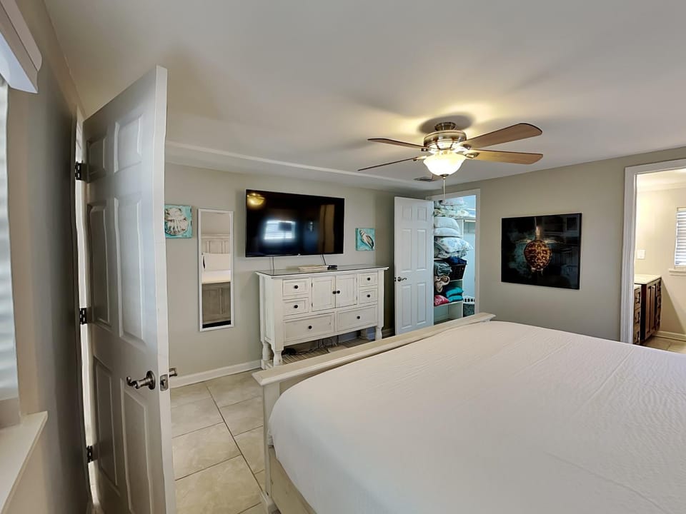 Bed, TV and multimedia, Bedroom, furniture