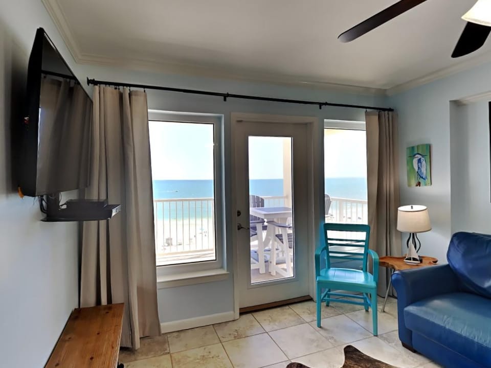 TV and multimedia, Balcony/Terrace, Living room, Seating area, Beach, Sea view, furniture