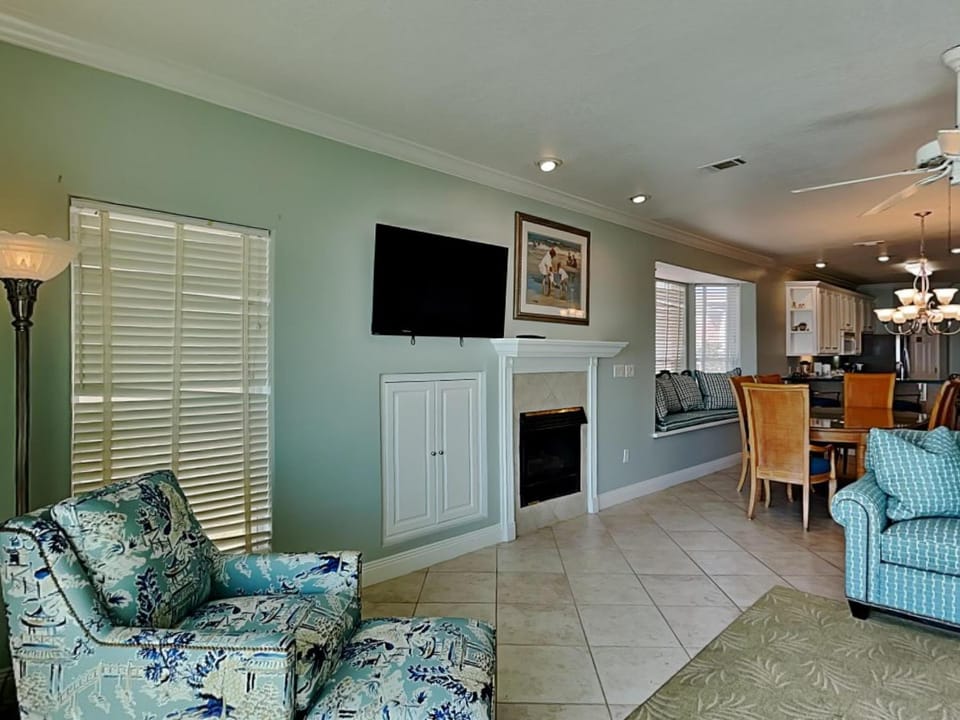 TV and multimedia, Living room, Seating area, Dining area, fireplace, furniture