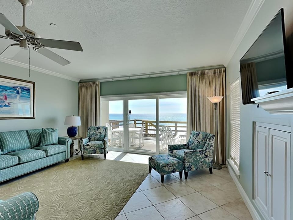 TV and multimedia, View (from property/room), Balcony/Terrace, Living room, Seating area, Sea view, furniture