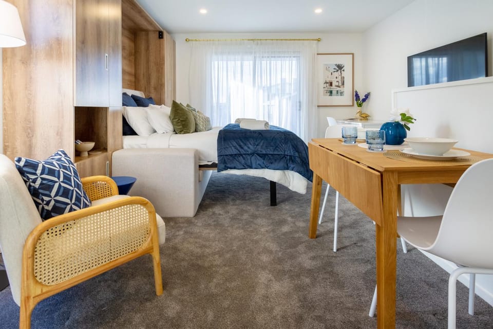 Bed, TV and multimedia, Living room, Photo of the whole room, Seating area, Dining area, Bedroom