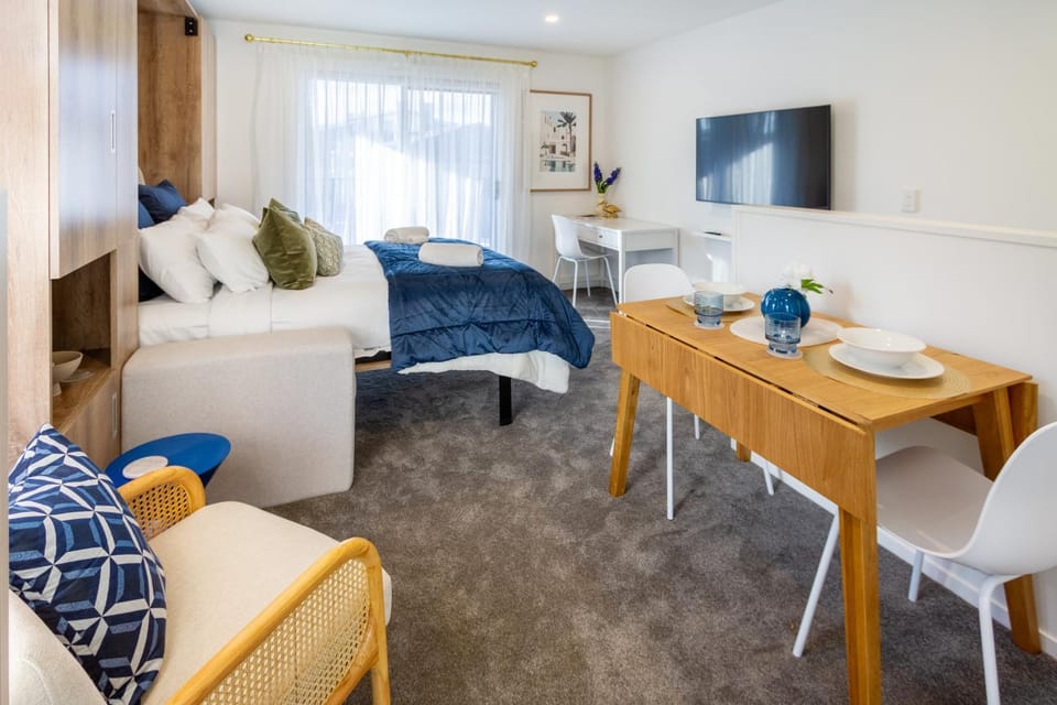 Bed, TV and multimedia, Living room, Photo of the whole room, Seating area, Dining area, Bedroom