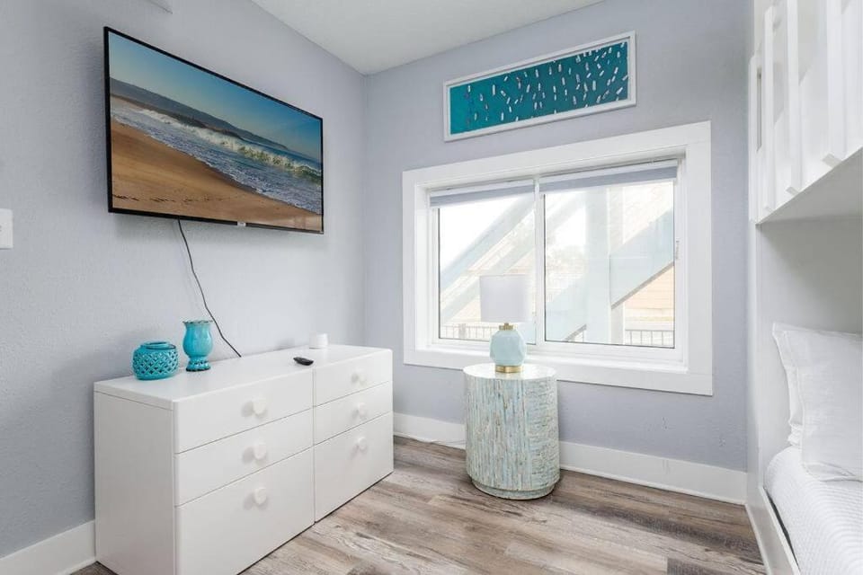 Bed, TV and multimedia, Bedroom