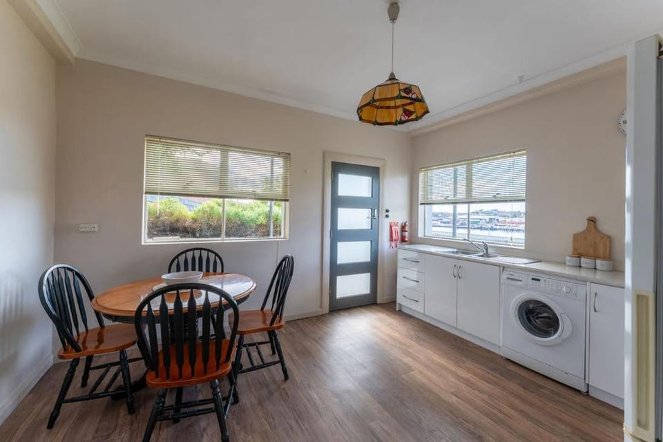 Cosy and Comfortable Unit with Parking & Wifi Apartment in Devonport