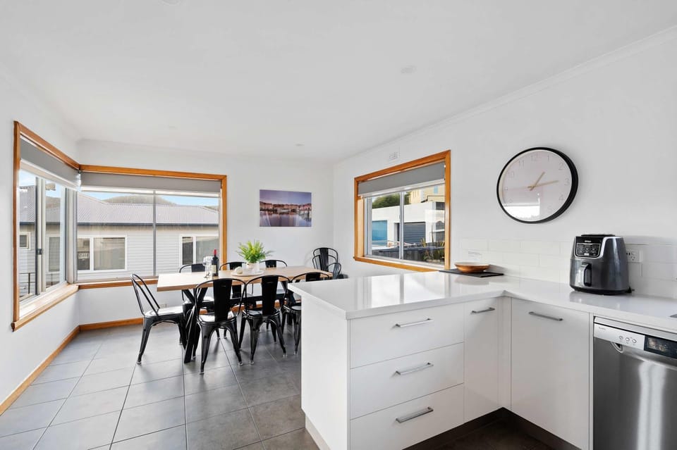 The Residential Retreat-Sleeps 15-Close to Shops House in Bellerive