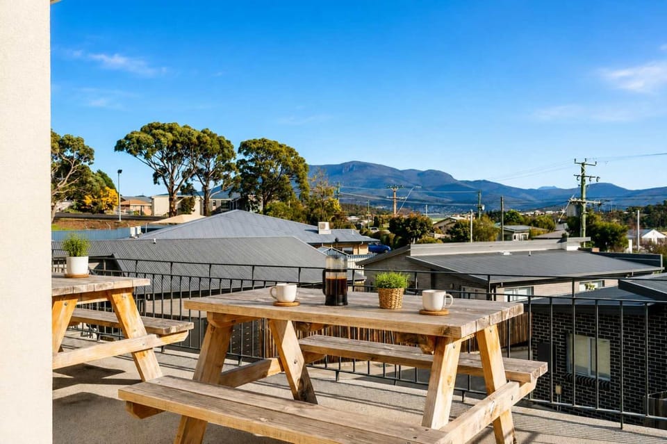 The Residential Retreat-Sleeps 15-Close to Shops House in Bellerive