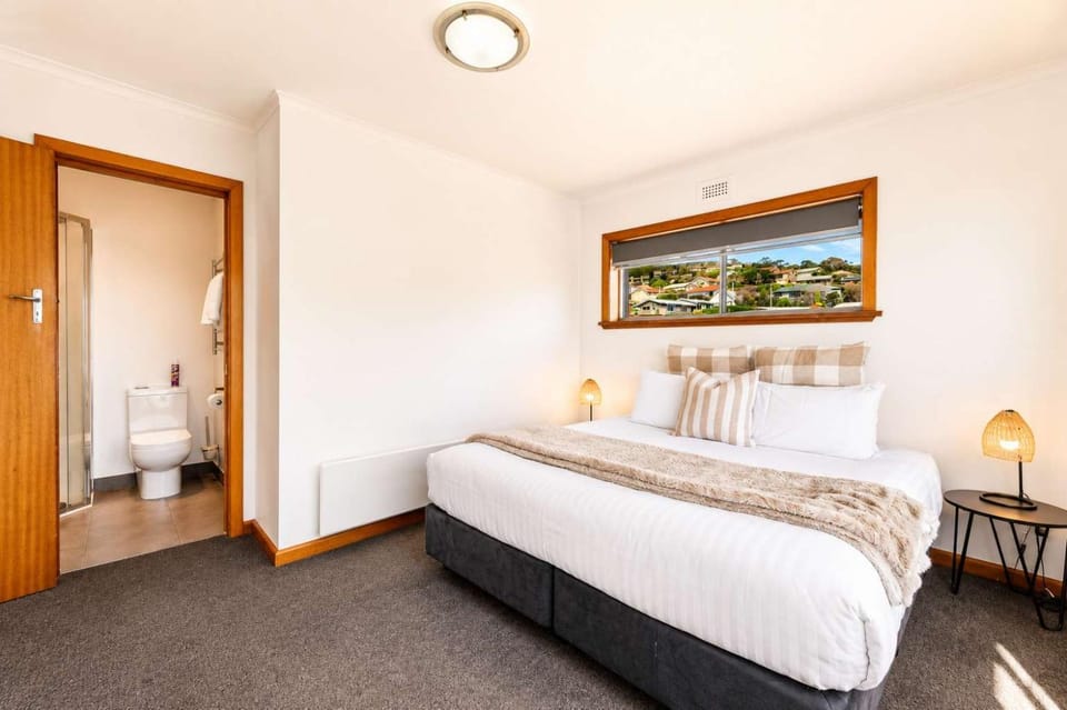 The Residential Retreat-Sleeps 15-Close to Shops House in Bellerive