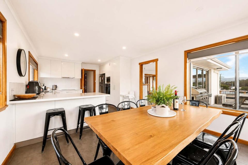 The Residential Retreat-Sleeps 15-Close to Shops House in Bellerive
