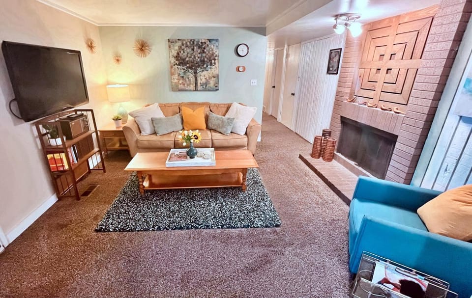 TV and multimedia, Living room, Seating area, fireplace