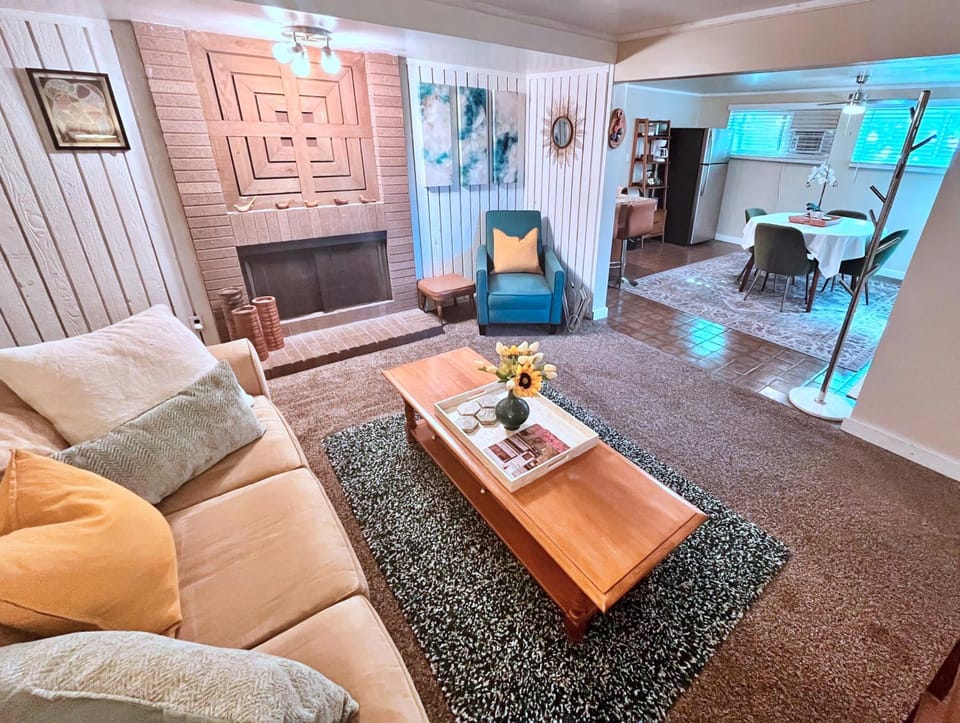 Living room, Seating area, Dining area, fireplace