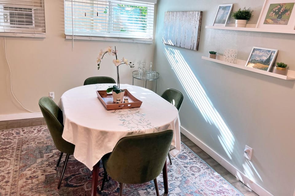 Decorative detail, Seating area, Dining area
