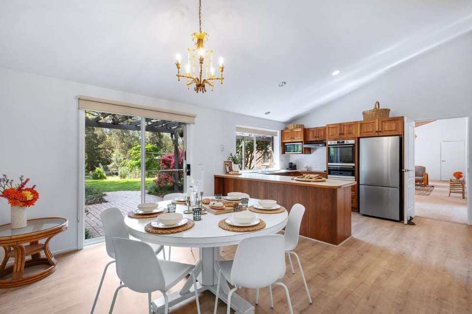 Kitchen or kitchenette, Seating area, Dining area, Garden view, oven
