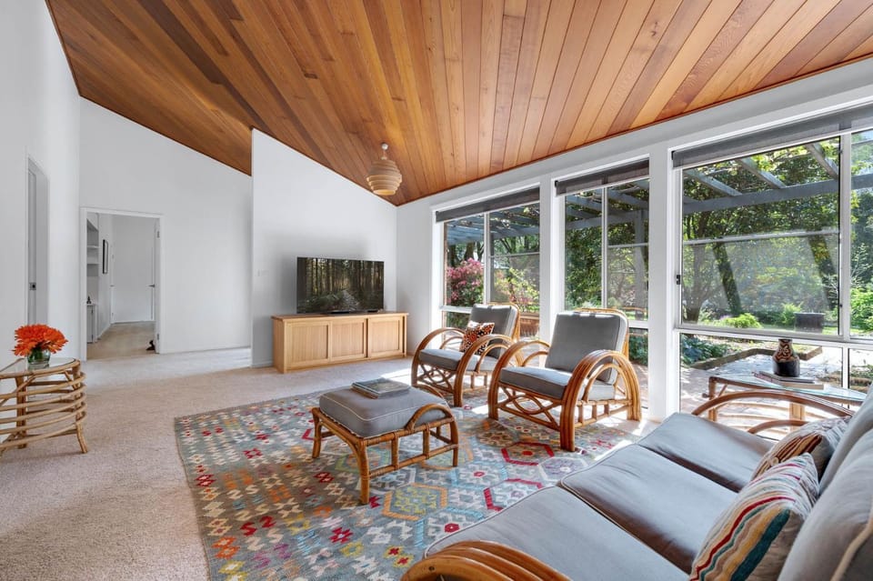 TV and multimedia, Living room, Seating area, Evening entertainment, Garden view