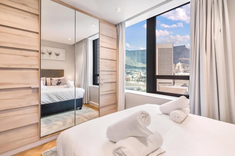 Foreshore Luxe Studio with Table Mountain View Apartment in Cape Town