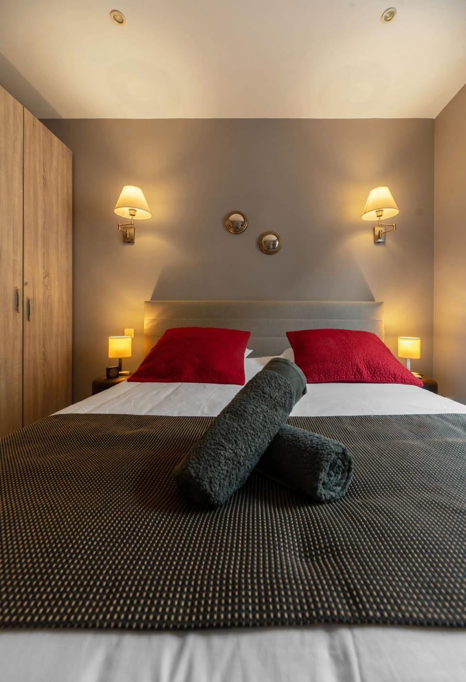 Bed, Bedroom, towels