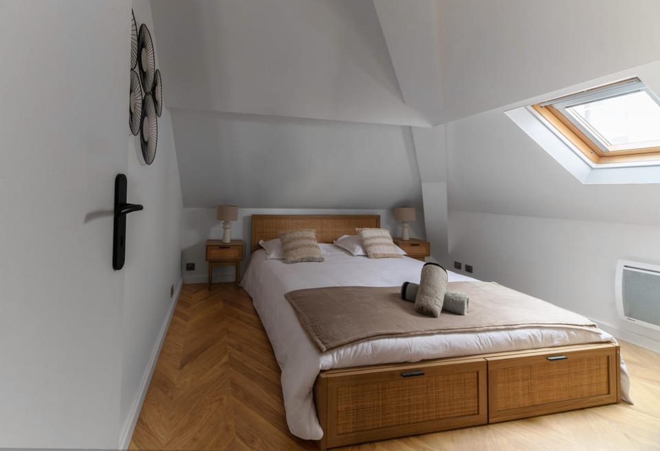 Bed, Photo of the whole room, Bedroom