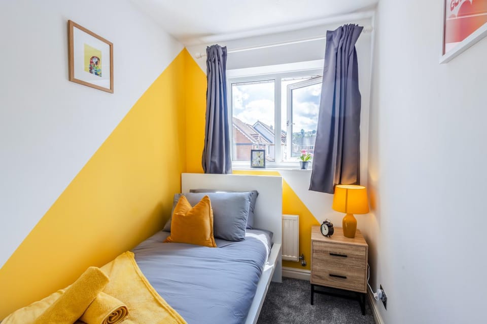 Bed, Living room, Photo of the whole room, Seating area, Bedroom