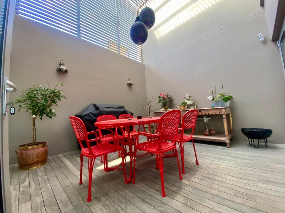 Seating area, Dining area