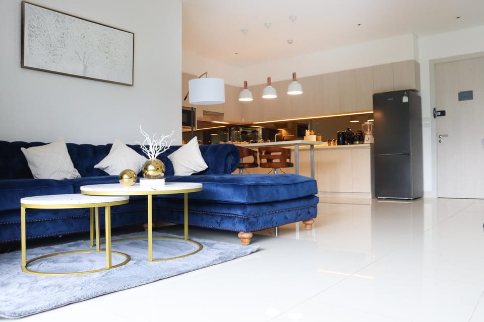 Kitchen or kitchenette, Living room, Seating area, Dining area, stove