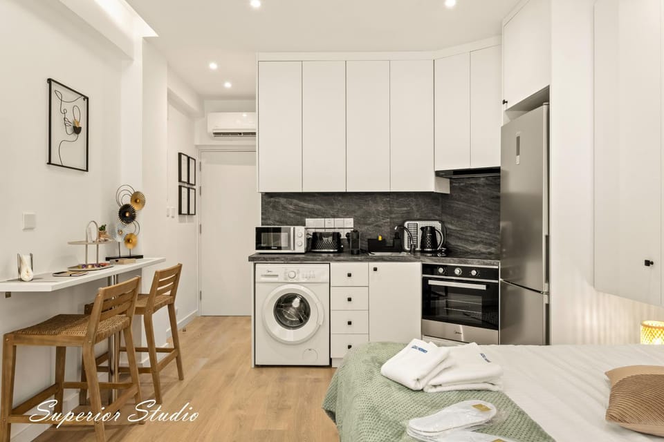 Coffee/tea facilities, Kitchen or kitchenette, Dining area, oven, stove, toaster, washing machine