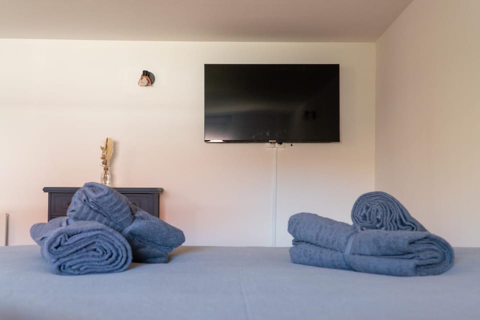 Bed, TV and multimedia, Bedroom