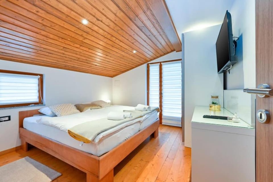 Bed, TV and multimedia, Bedroom, towels, wardrobe