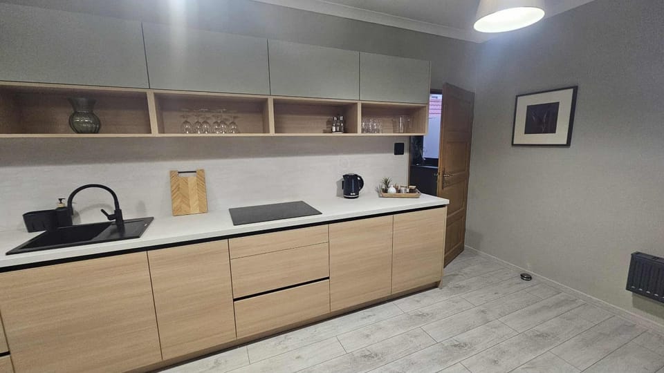 Coffee/tea facilities, Kitchen or kitchenette, stove