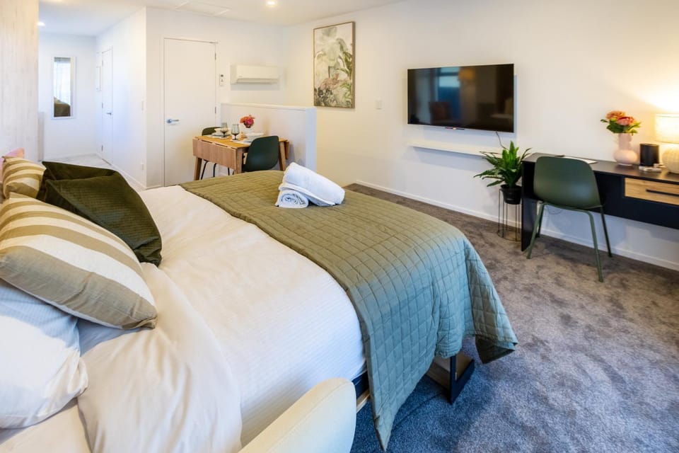 Bed, TV and multimedia, Photo of the whole room, Dining area