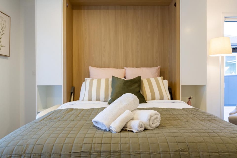 Bed, towels