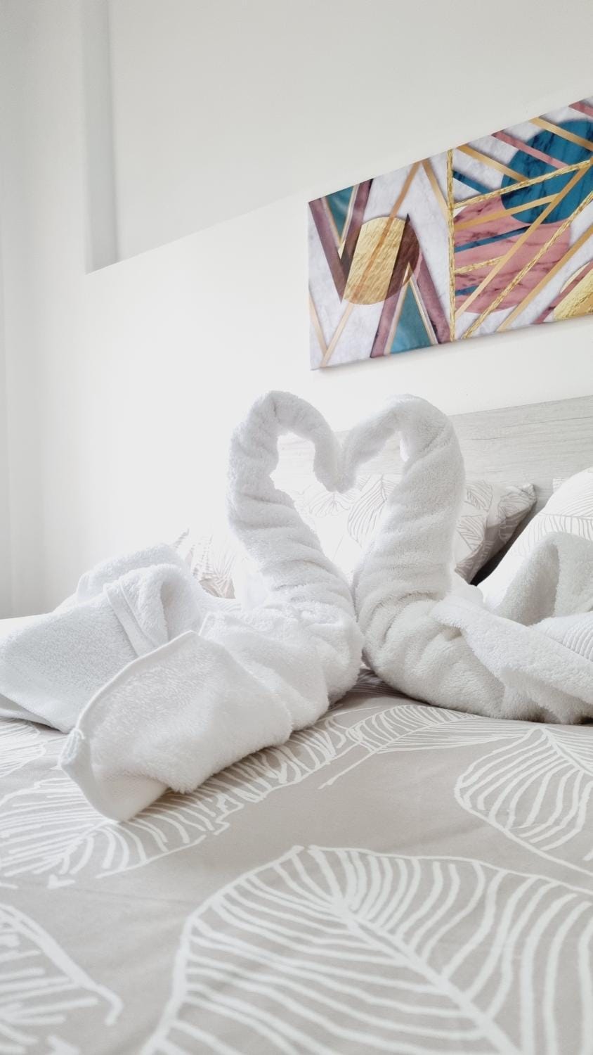 Bedroom, towels