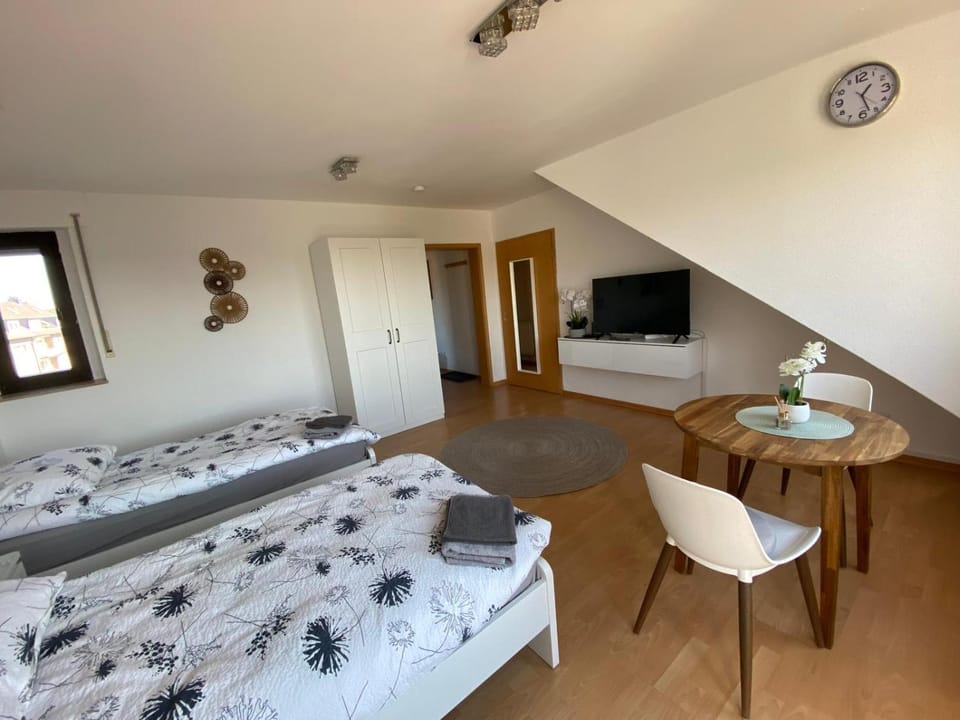 Bed, TV and multimedia, Living room, Photo of the whole room, Seating area, Bedroom, towels