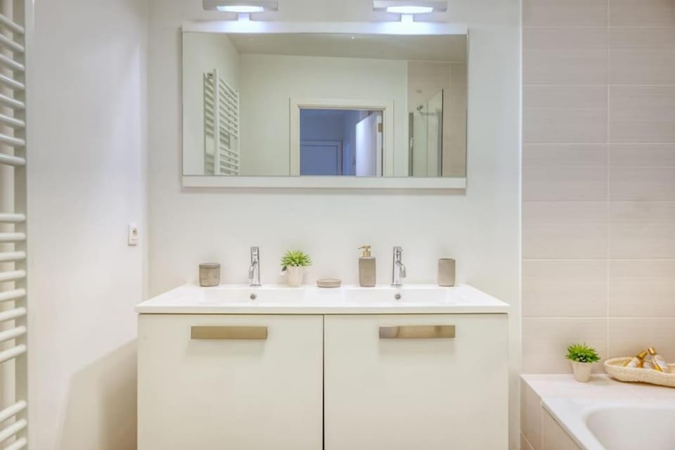 Seaside Serenity Cozy 2-BR Escape Apartment in Flanders