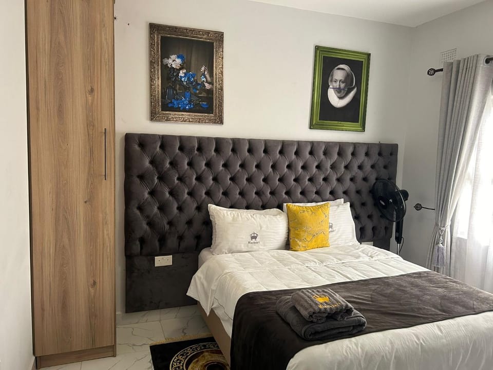 Bed, Photo of the whole room, Decorative detail, Bedroom, wardrobe