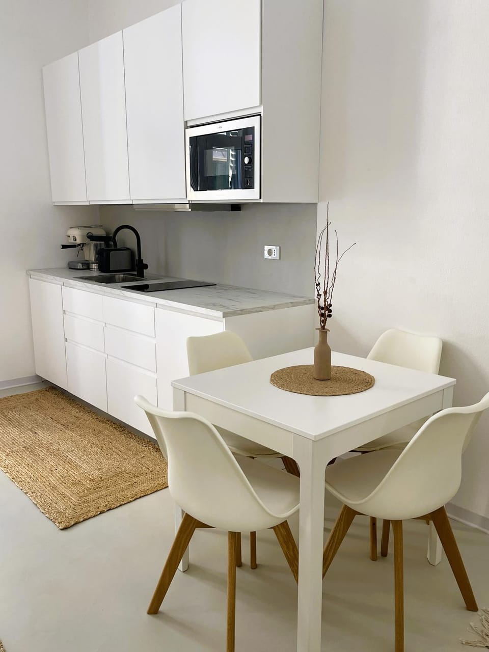 Coffee/tea facilities, Kitchen or kitchenette, Dining area, stove, toaster