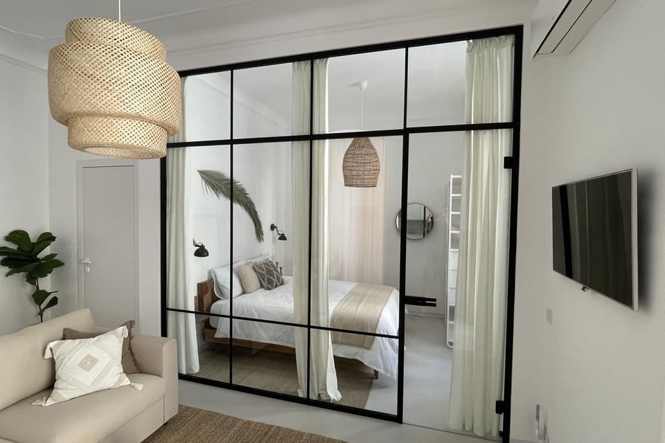 Bed, TV and multimedia, Living room, Photo of the whole room, Seating area, Bedroom, wardrobe