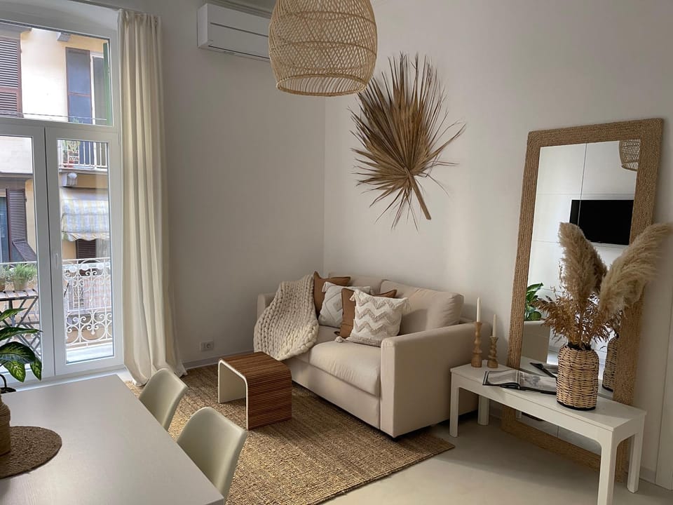 Living room, Seating area, air conditioner