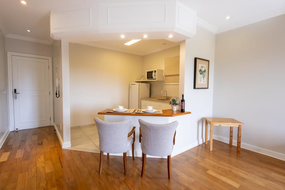 Kitchen or kitchenette, minibar