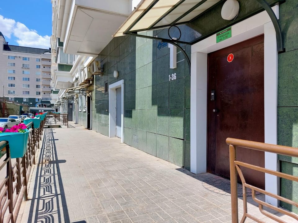 Property building, Facade/entrance, Day, Balcony/Terrace