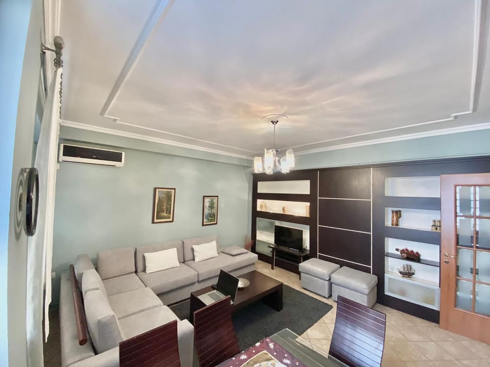 Cozy & Spacious Apt - City Centre Wilson Square Apartment in Tirana
