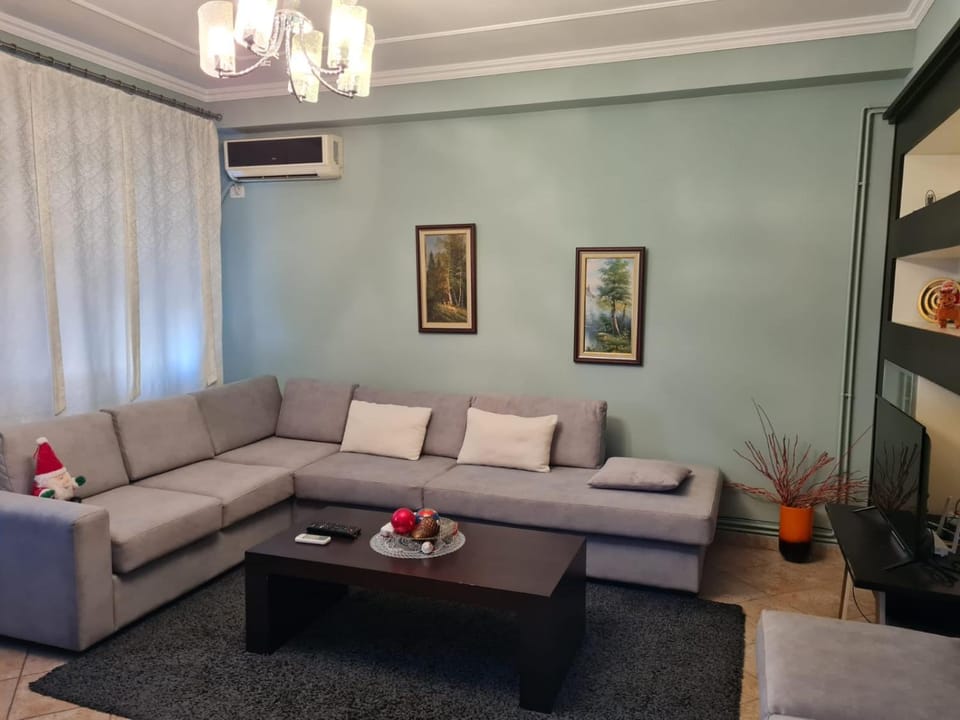 Cozy & Spacious Apt - City Centre Wilson Square Apartment in Tirana