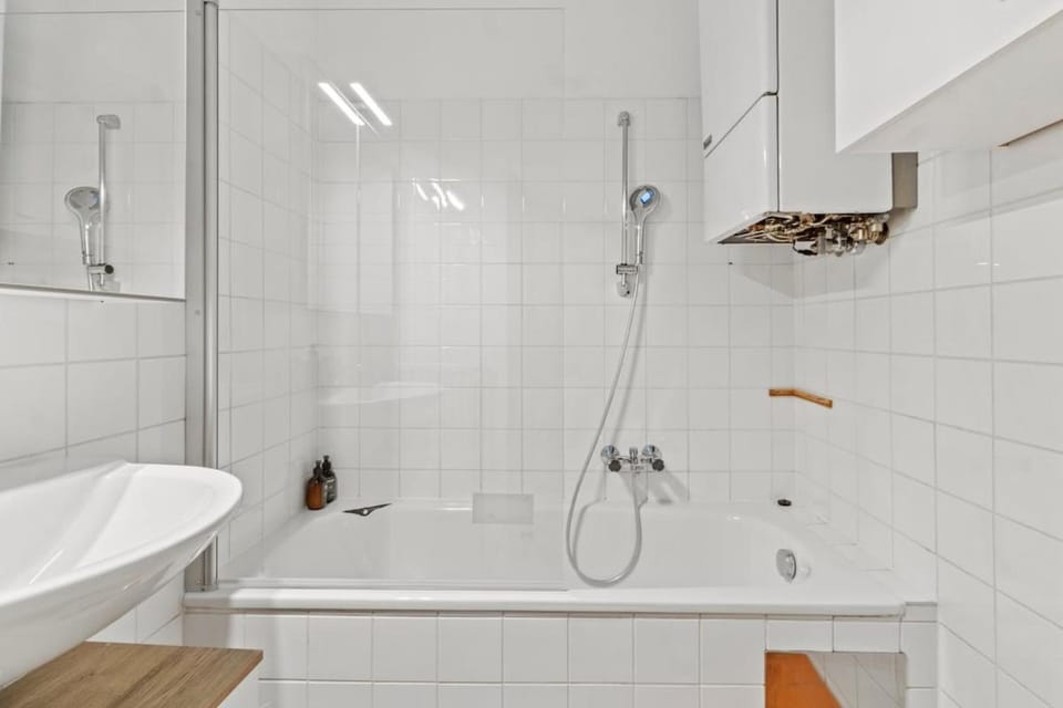 Spacious Apartment next to Shopping Mall Apartment in Vienna