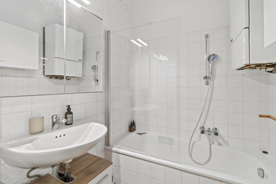 Spacious Apartment next to Shopping Mall Apartment in Vienna