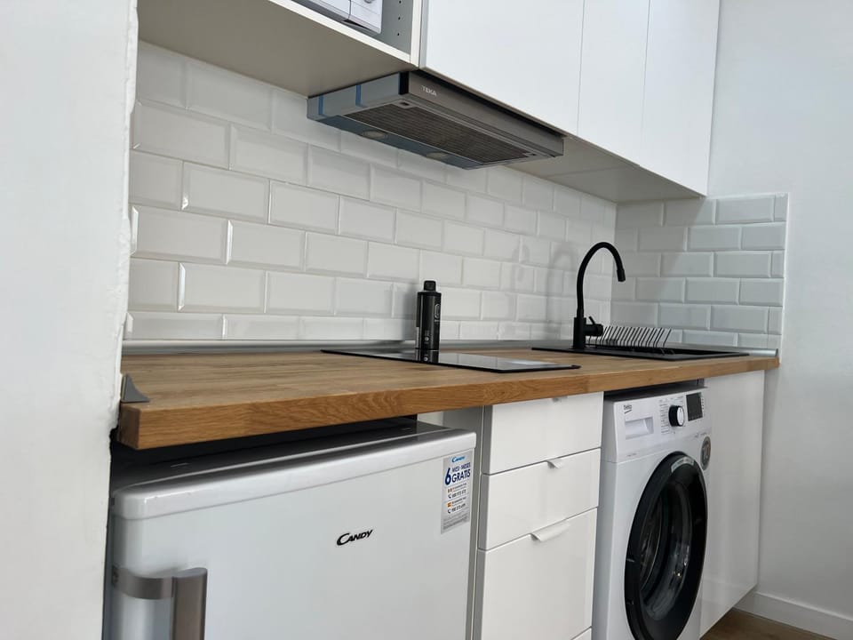 Kitchen or kitchenette, washing machine