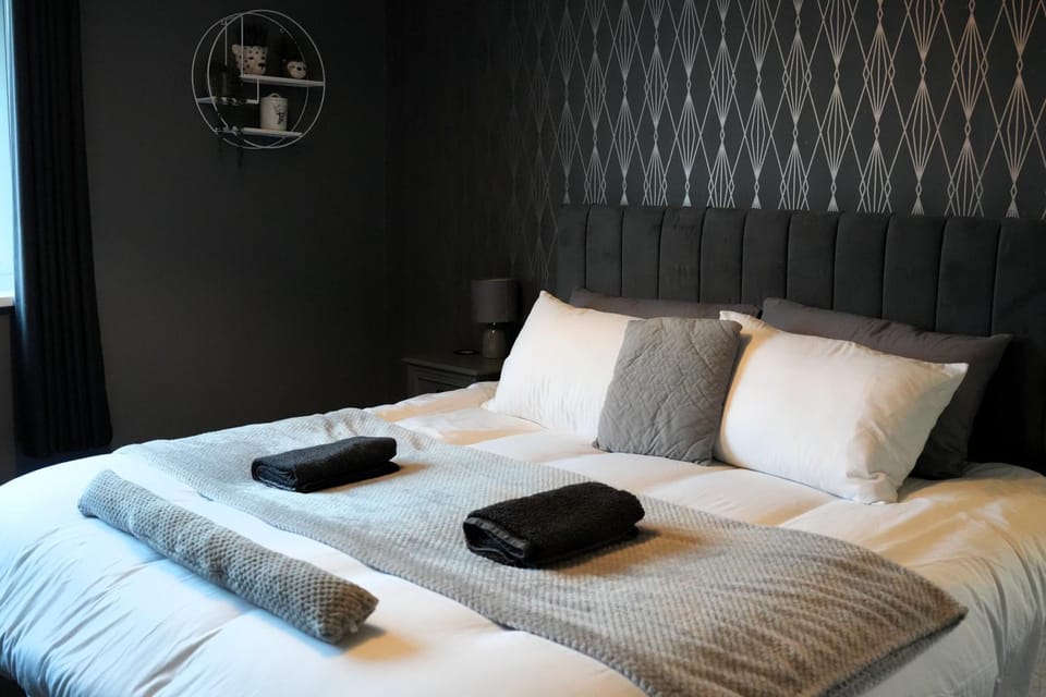 Bed, Bedroom, towels