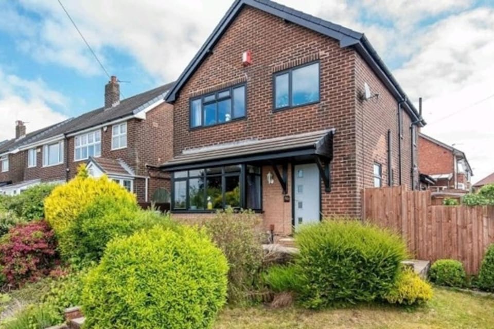 Detached Homestay - Super, King & Double Rooms - Leyland, Preston, Chorley, Lancashire Vacation rental in England