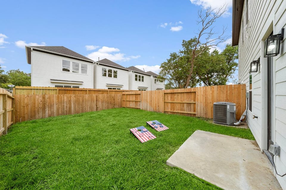 Near DT & Med Center Townhouse WiFi Games Pets House in Houston