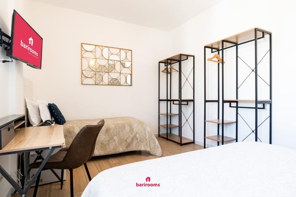 Bed, TV and multimedia, Photo of the whole room, Seating area, Bedroom