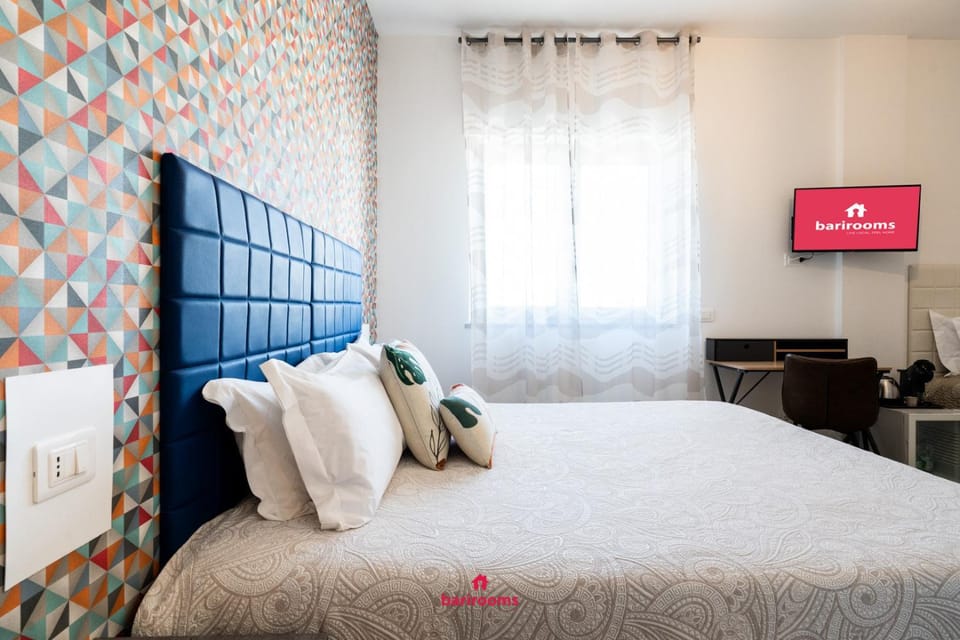 Bed, TV and multimedia, Bedroom